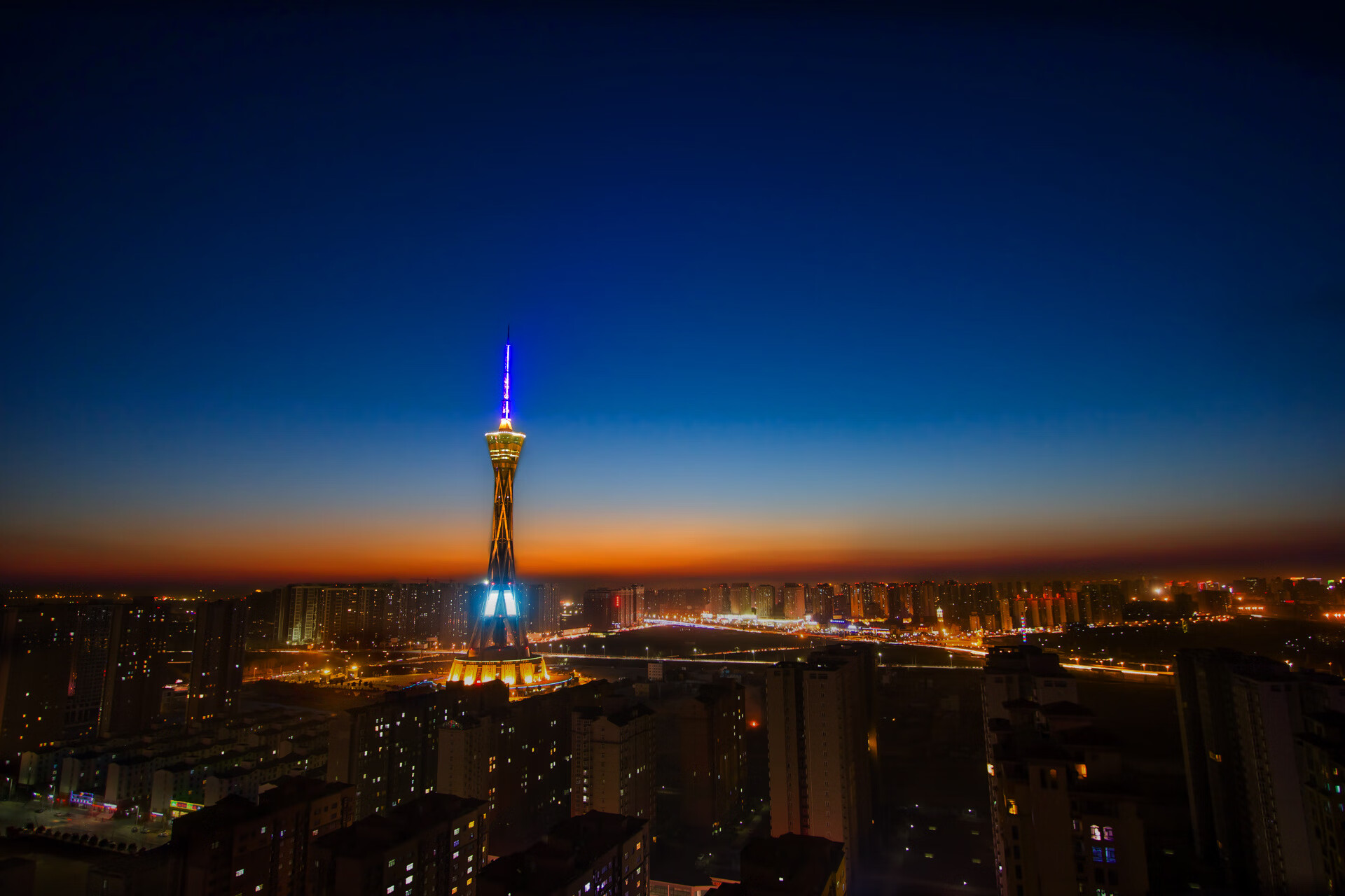 张伟丽为训练馆搬迁剪彩表达感谢，张伟丽教练团队介绍