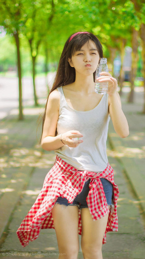 球迷庆祝日本首次世界杯预选赛胜利